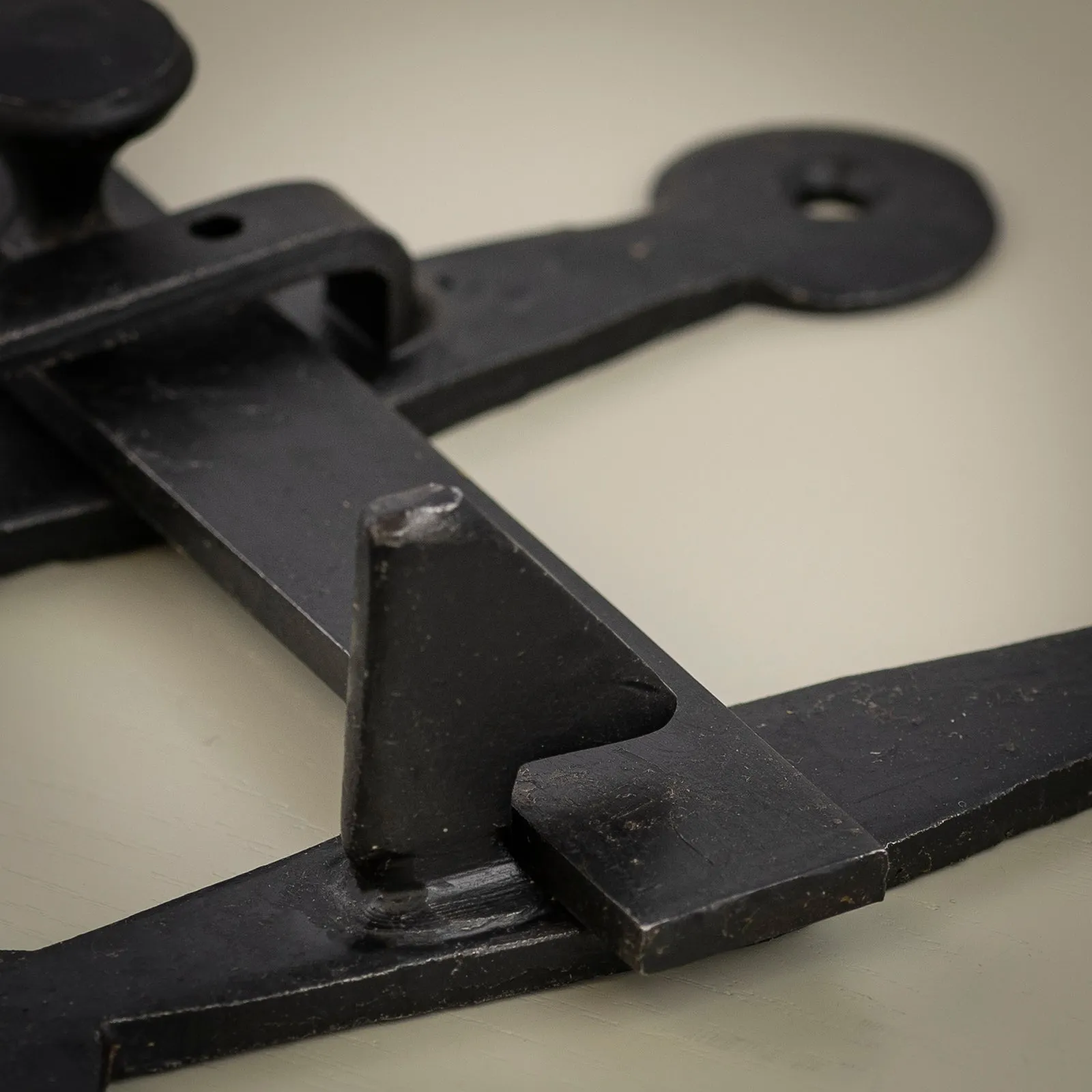 Suffolk Latch With T Bar Black